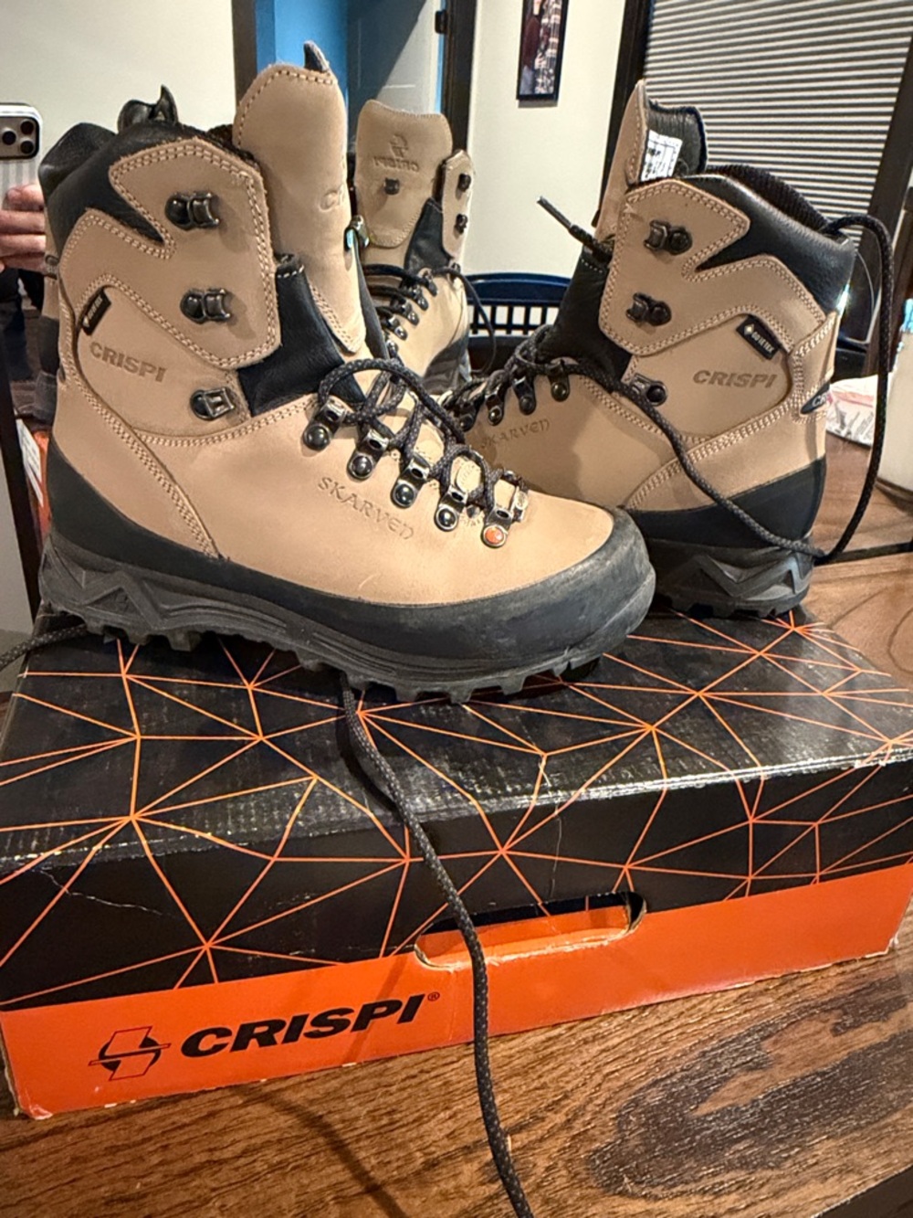 Crispi Skarven hunting/hiking boots. WORN ONCE. Like new size 6.5 Women